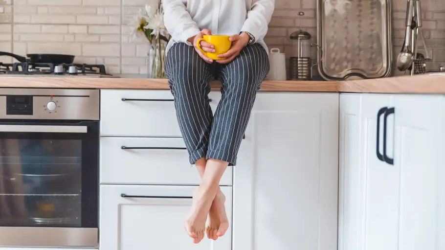 frau-mit-tasse-in-kche.webp