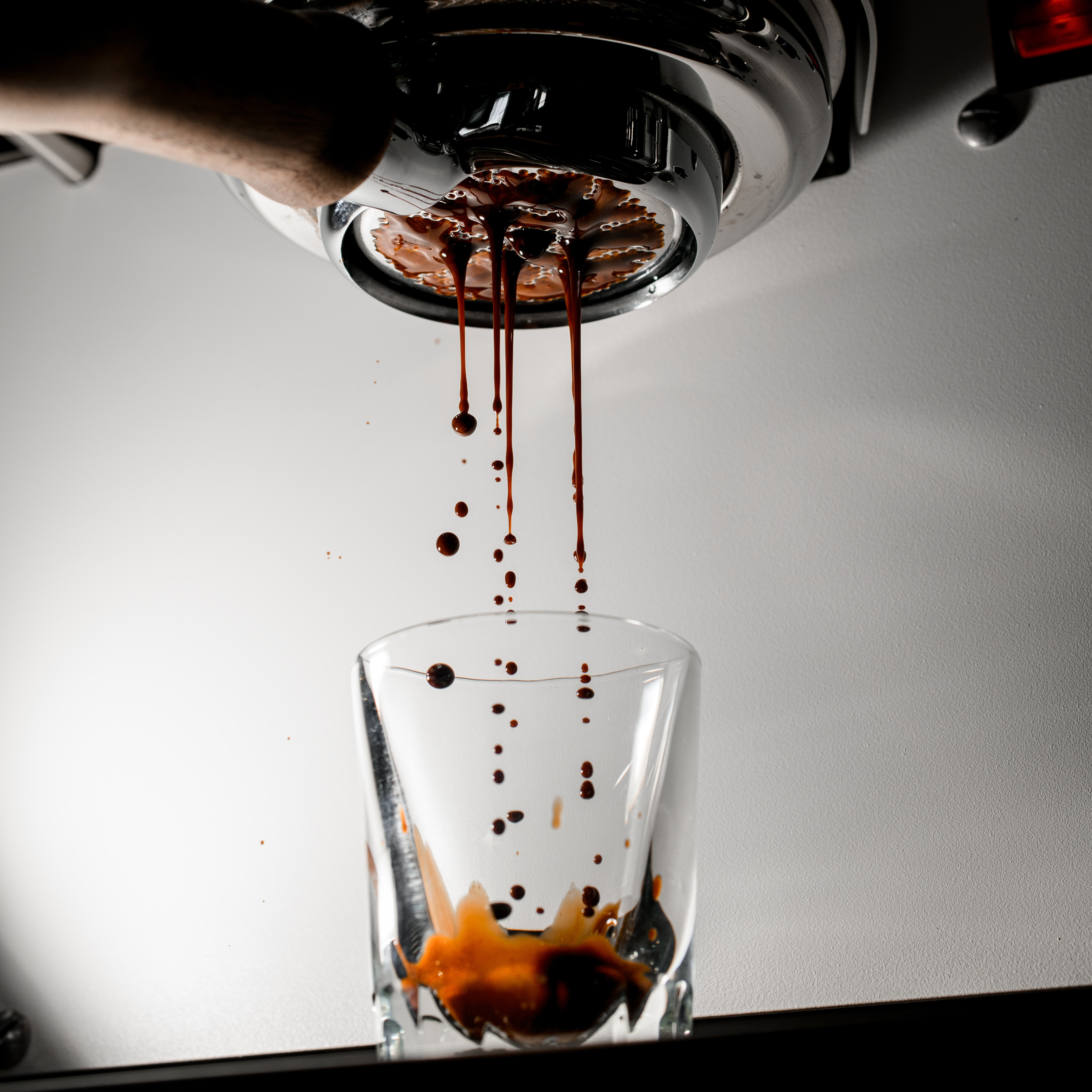 Ein Bild von einem Espresso bei der Zubereitung durch eine Siebträgermaschine.