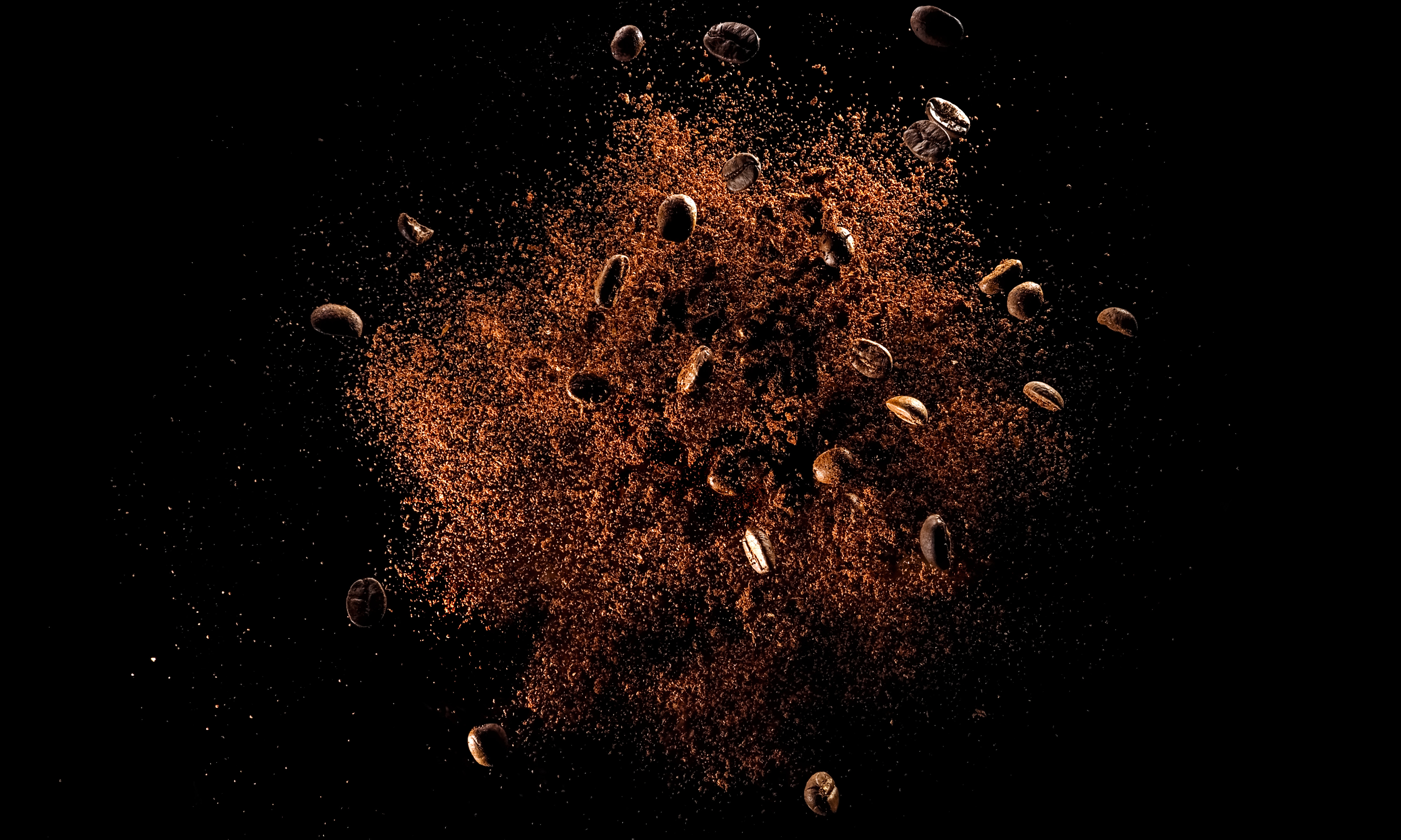 Kaffebohnen in Nahaufnahme, frisch geröstet und bereit für die Zubereitung - ein Sinnbild für die weltweite Liebe zum Kaffee.